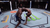 ‘Quái thú’ UFC tung cú móc ngược khiến đối thủ mất ý thức