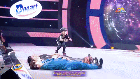 Siêu nhí trượt patin nhảy qua 6 người khiến vợ chồng Trấn Thành toát mồ hôi hột Siêu nhí trượt patin nhảy qua 6 người khiến vợ chồng Trấn Thành toát mồ hôi hột