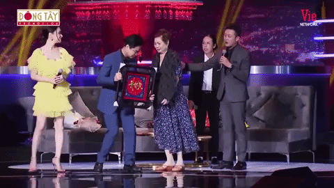 Ngọc Sơn quỳ gối tặng mẹ chữ Hiếu, nước mắt lã chã rơi vì tình cảm của fan cứng Ngọc Sơn quỳ gối tặng mẹ chữ Hiếu, nước mắt lã chã rơi vì tình cảm của fan cứng