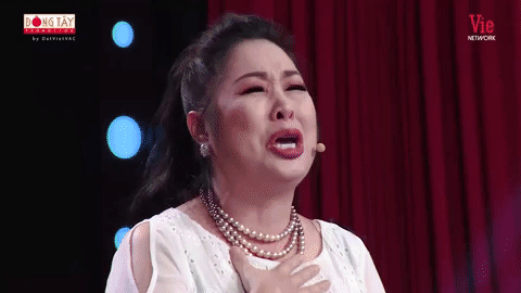 NSND Hồng Vân bật khóc nức nở tiếc thương những nghệ sĩ đã ra đi