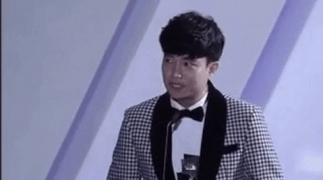Bị fan cuồng đòi chụp ảnh lúc đang phát biểu, Quốc Trường có hành động đẹp - ảnh 2