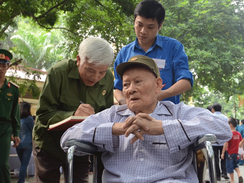 Lòng dân hướng về Đại tướng Võ Nguyên Giáp Lòng dân hướng về Đại tướng Võ Nguyên Giáp