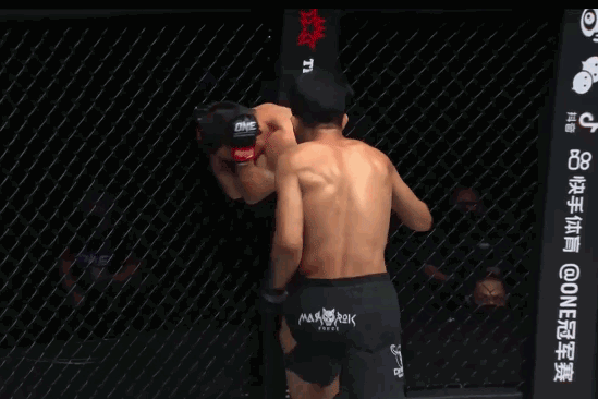 Jeremy Miado ra đòn hạ knock-out đối thủ.