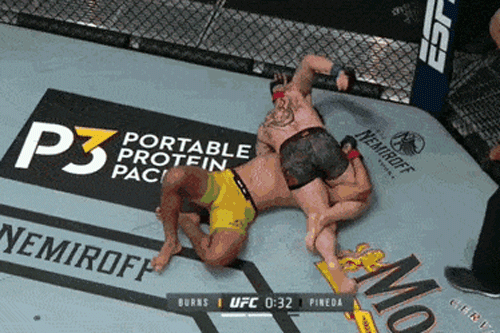 Võ sĩ Mỹ tung đòn ‘khóa càng’ rồi ra đòn như giã gạo hạ knock-out đối thủ Daniel Pineda ra đòn khóa chặt Herbert Burns.