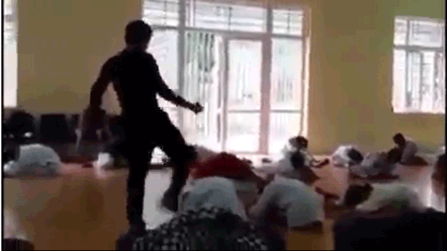 Vụ huấn luyện viên 'tung cước': 'Giẫm vào mình thì mình cũng chết!' Hình ảnh người huấn luyện viên “khởi động” cho các võ sinh nhỏ trước khi lên sân khấu biểu diễn.