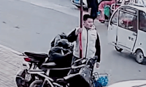 Thiếu niên bị dính lưỡi vì liếm thanh kim loại dưới trời -16 độ C
