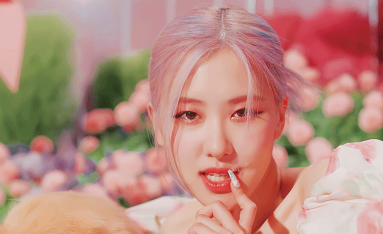 Stylist BLACKPINK bị chỉ trích vì cắt “tan nát” chiếc áo 17 triệu thành quần soóc cho Rosé