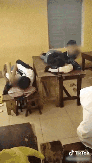 Nhóm học sinh bị chỉ trích gay gắt vì biến lớp học thành nơi thể hiện tình cảm riêng tư ảnh 1