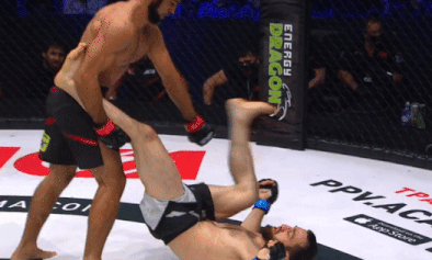 Võ sĩ Nga tung đòn ‘siêu dị’ khiến đối thủ bất tỉnh Lom-Ali Nalgiev ra đòn hạ knock-out Imanali Gamzatkhanov.