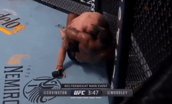 Dùng đòn ‘siết máy chém’ cực hiểm, võ sĩ Mỹ vẫn bị đối thủ hạ knock-out Colby Covington hạ knock-out Tyron Woodley.