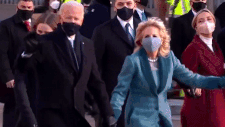 Khoảnh khắc ông Joe Biden cùng phu nhân mở cửa bước vào Nhà Trắng