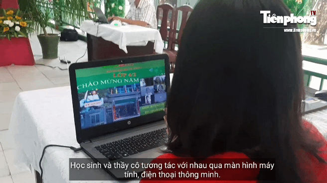 Xem cô và trò ở Đà Nẵng khai giảng, hát mừng năm học mới qua màn hình máy tính