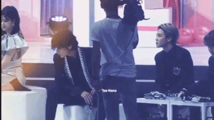 Jimin (BTS) và Jeongyeon (TWICE) có phản ứng kỳ lạ khi gặp nhau - ảnh 8