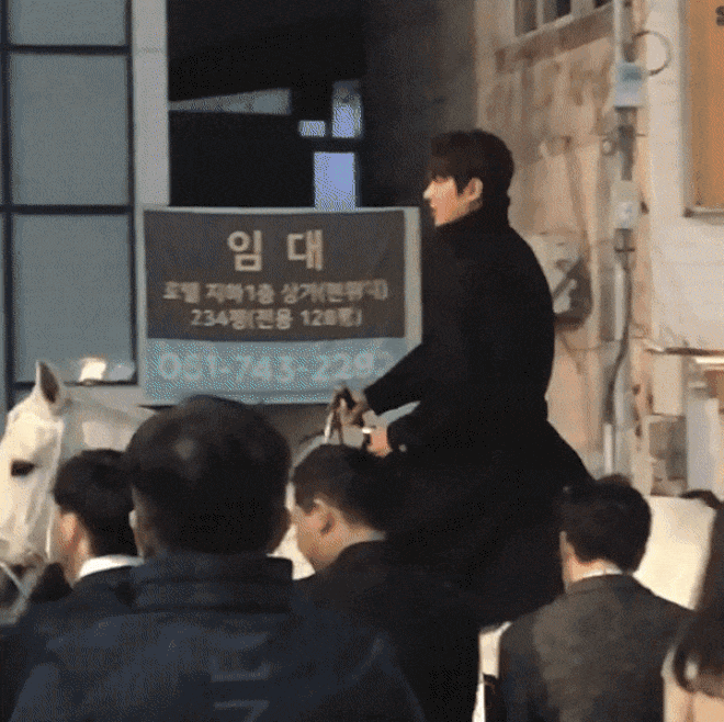 Sao Hàn 24H: Lee Min Ho cưỡi ngựa trắng khuấy động cả thành phố lẫn mạng xã hội - ảnh 1