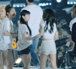 Thêm khoảnh khắc gây lú: Hoang mang với chiều cao của Taeyeon (SNSD) và Irene (Red Velvet) - ảnh 2