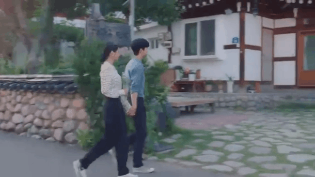 Diện váy được khen đẹp bao nhiêu nhưng khi mặc quần thì Seo Ye Ji lại mất điểm - ảnh 3