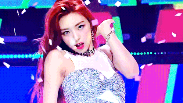Yuna (ITZY) tỏa sáng nhờ mái tóc đỏ rực rỡ, đau khổ cũng vì màu tóc này mà ra - ảnh 2