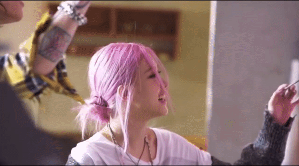 Càng xem những cảnh bị cắt khỏi MV Lovesick Girls, dân tình càng bực mình với YG Ent - ảnh 4