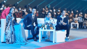 Nổi tiếng là cư xử khéo léo, cớ sao Dương Mịch lại bơ đẹp Triệu Lệ Dĩnh thế này? ảnh 1