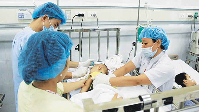 Dịch bệnh dồn dập Các bác sỹ Bệnh viện Nhi T.Ư đang cấp cứu bệnh nhi bị viêm màng não. Ảnh: Minh Hải