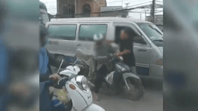 Tài xế ô tô đấm liên tiếp vào mặt người đi xe máy sau va chạm giao thông
