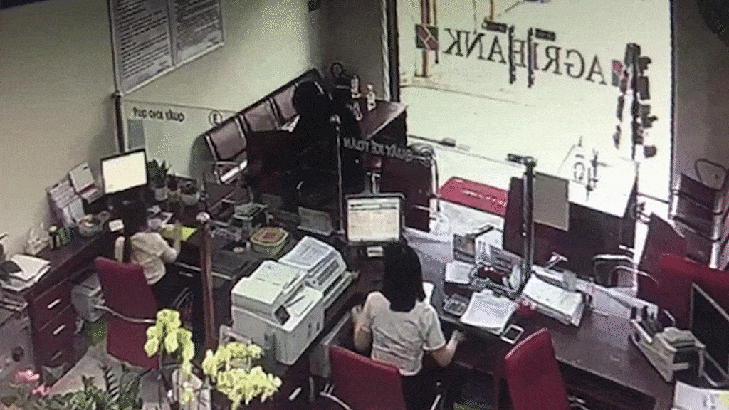 Ba phút tên cướp tấn công ngân hàng ở Đồng Nai