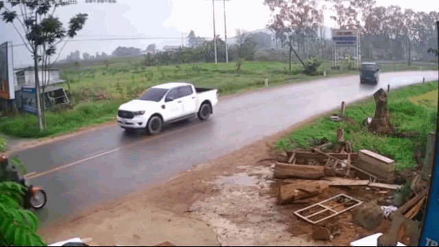 Xe tải vào cua tốc độ cao, mất lái tông trực diện xe máy