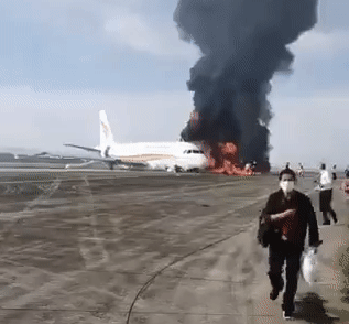 thumbnail - Máy bay Trung Quốc bốc cháy dữ dội trên đường băng