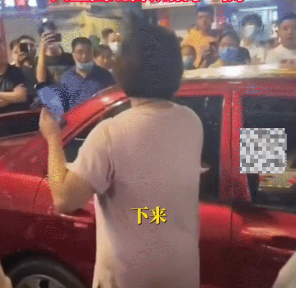 Trung Quốc: Đám đông cổ vũ người phụ nữ đánh ghen trên phố