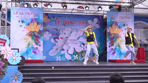 Dân mạng chỉ trích gay gắt khi Quang Đăng nhảy nhạc &apos;người lớn&apos; cho học sinh xem