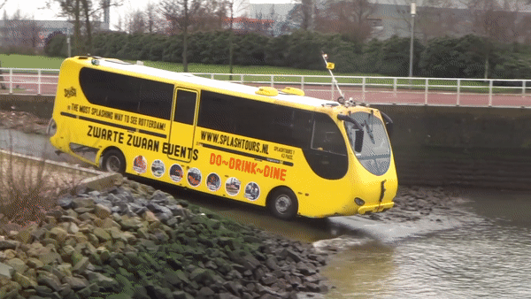 Xe bus lội sông ở Hà Lan