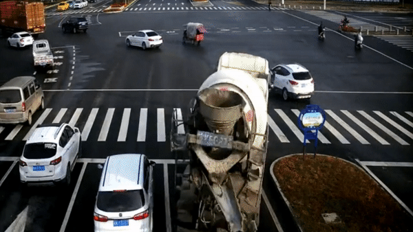 SUV thoát khỏi xe trộn bê tông đổ xuống đường