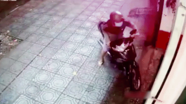 Pha song cước của cô gái vào tên trộm xe máy