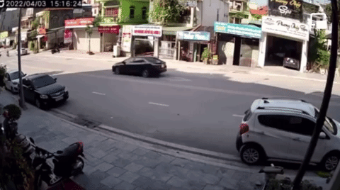 Bán tải mất lái đâm đổ nhà dân