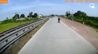 Xe máy bị húc văng do lưỡng lự rẽ trái