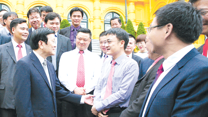 Chủ tịch nước Trương Tấn Sang trò truyện với doanh nhân trẻ tiêu biểu. Ảnh: Bảo Anh
