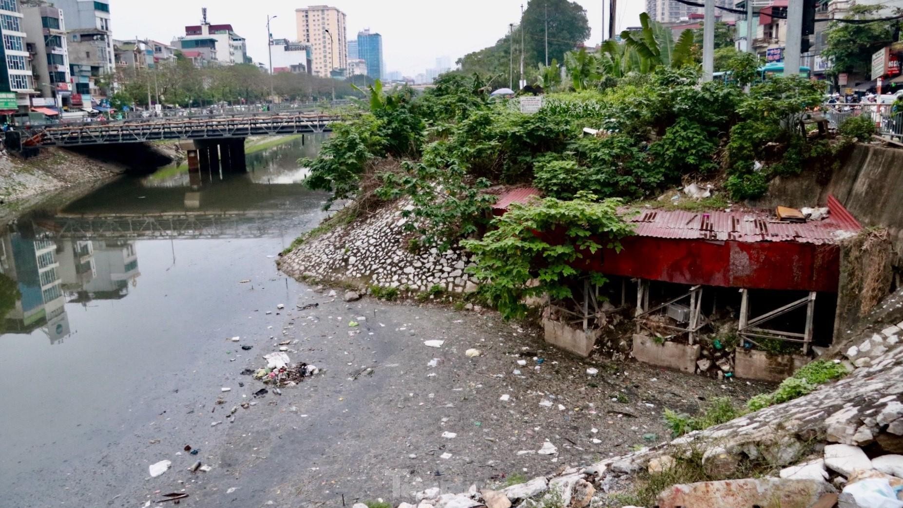 Cận Cảnh Những Dòng Sông 'Đen' Chảy Giữa Nội Thành Hà Nội