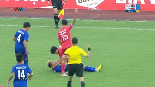 thumbnail - Cầu thủ U23 Lào được khen ngợi khi kéo lưỡi giúp cầu thủ Campuchia thoát nguy hiểm