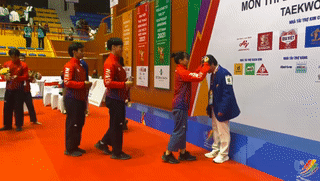 VĐV Taekwondo Việt Nam xếp hàng tri ân HLV sau khi giành 4 HCV