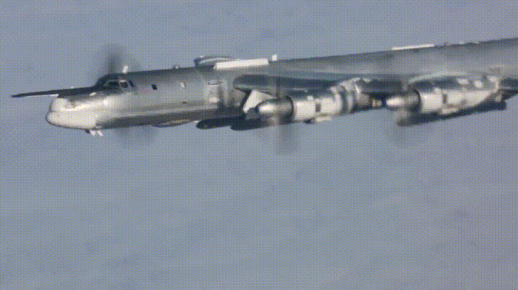 Oanh tạc cơ Tu-95MS tấn công IS ở Syria 