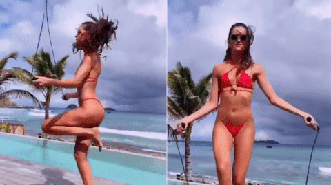 Siêu mẫu nội y Izabel Goulart mặc bikini nhảy dây trên biển gây &apos;sốt&apos;