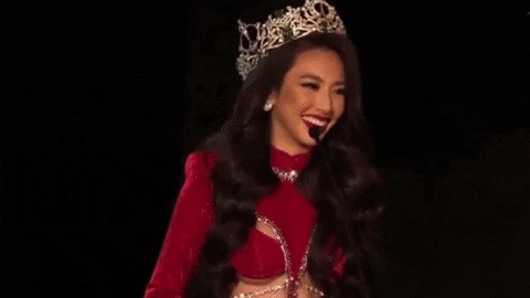 Thùy Tiên diện đầm đỏ lộng lẫy, gửi lời khuyên bằng tiếng Anh đến Miss Grand Ecuador 2022
