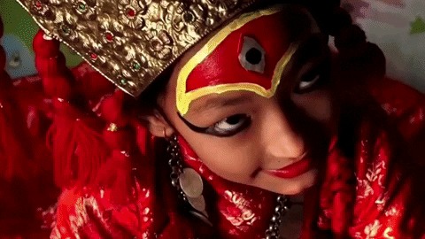 'Nữ thần sống' được người Nepal thờ phụng khó hòa nhập với cuộc sống bình thường 