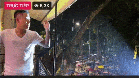 Hàng nghìn khán giả đội mưa đứng kín đường nghe Tuấn Hưng hát live ở ban công nhà riêng ảnh 2