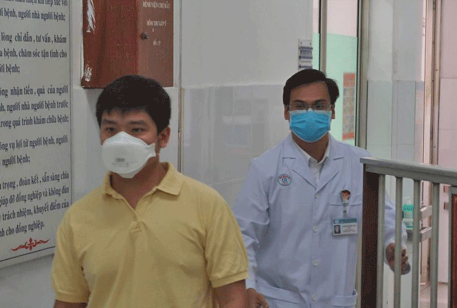 Bác sĩ Sang cùng bệnh nhân Li Zichao trong ngày bệnh nhân xuất viện 
