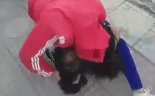 Hình ảnh 2 nữ sinh đánh nhau trong sự hò reo của bạn bè đang được chia sẻ trên mạng xã hội. Ảnh cắt từ clip.