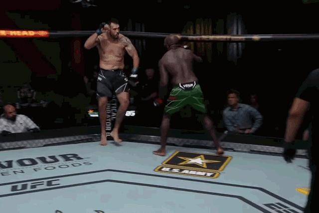 Võ sĩ UFC tung ‘cú đúp đòn móc’ hạ knock-out đối thủ cực nhanh