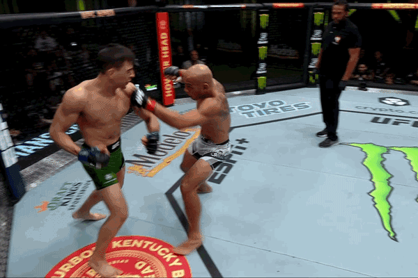 Manuel Torres đấm gục Frank Camacho.