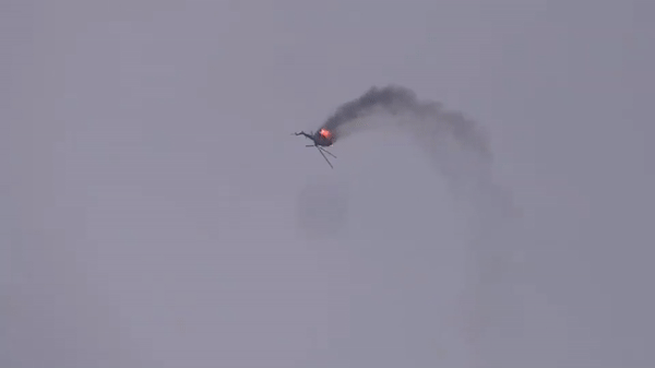 Khoảnh khắc trực thăng Mi-17 trúng tên lửa trên bầu trời Syria