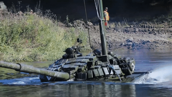 Xe tăng Nga vượt sông sâu 5m như tàu ngầm